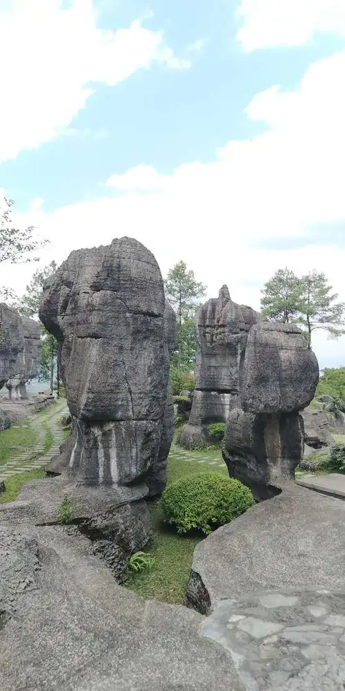 重庆万盛龙鳞石海三
