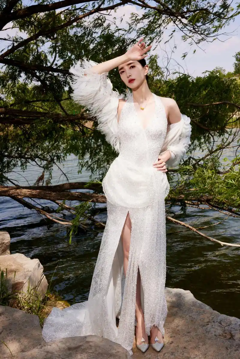 江疏影白色开叉长裙羽毛披肩,宛如高贵的白天鹅