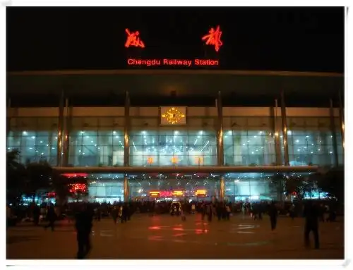 夜色中的成都火车站