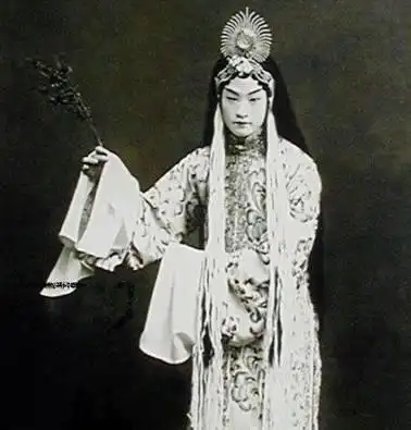 程砚秋早年也是红罪衣,红彩裤,白腰包.