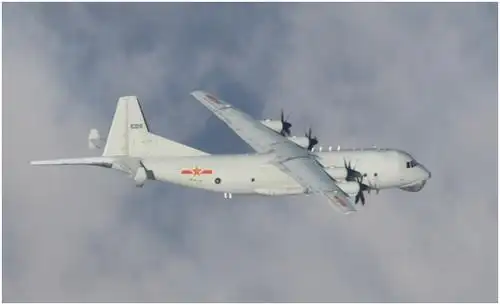 台湾防务部门公布的拍摄到的解放军运-8反潜机照片