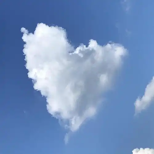 心形的云