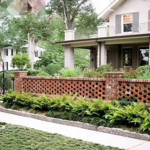 红砖砌院墙,如今更多的并不像原来那样一板一眼,一块挨着一块了,中间