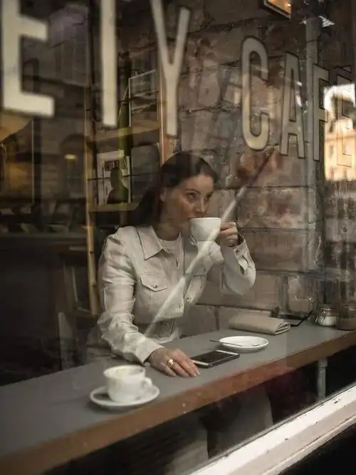 喝咖啡的女人美如画