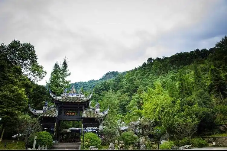 青城山顶的风光是这样的