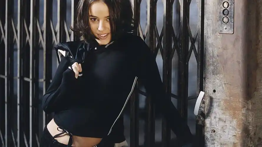 人物艺术家艾莉婕歌手黑发模特黑眼睛锻炼身体美女地点国家法国服装