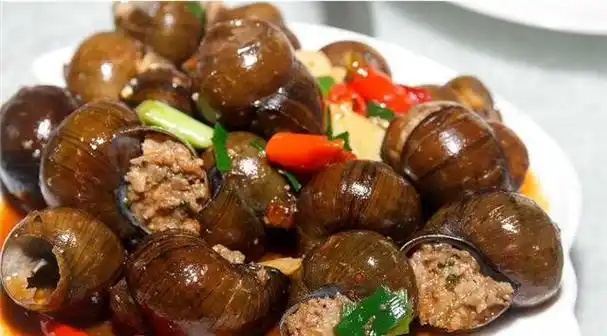 广西十八酿,也可称为"平乐十八酿",是广西桂林平乐县的特色菜品,这个"