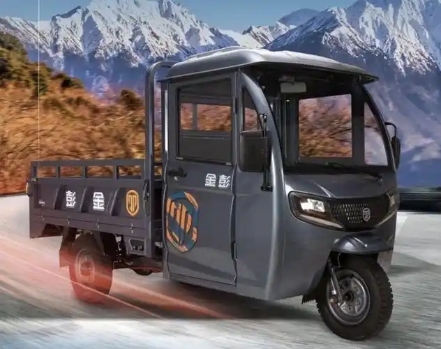 金彭新款半封闭三轮车,轻卡级底盘,配72v水电瓶,可载2000斤!