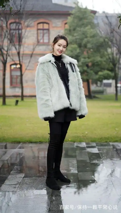 街拍:这个冬季毛绒绒的外套成为女生的最爱,首选就选它