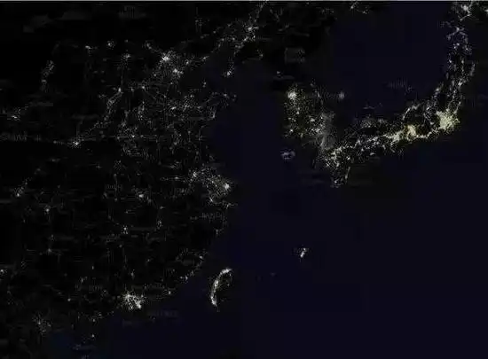 从这张上世纪九十年代卫星航拍的亚洲夜景灯光可以发现,中国的亮度