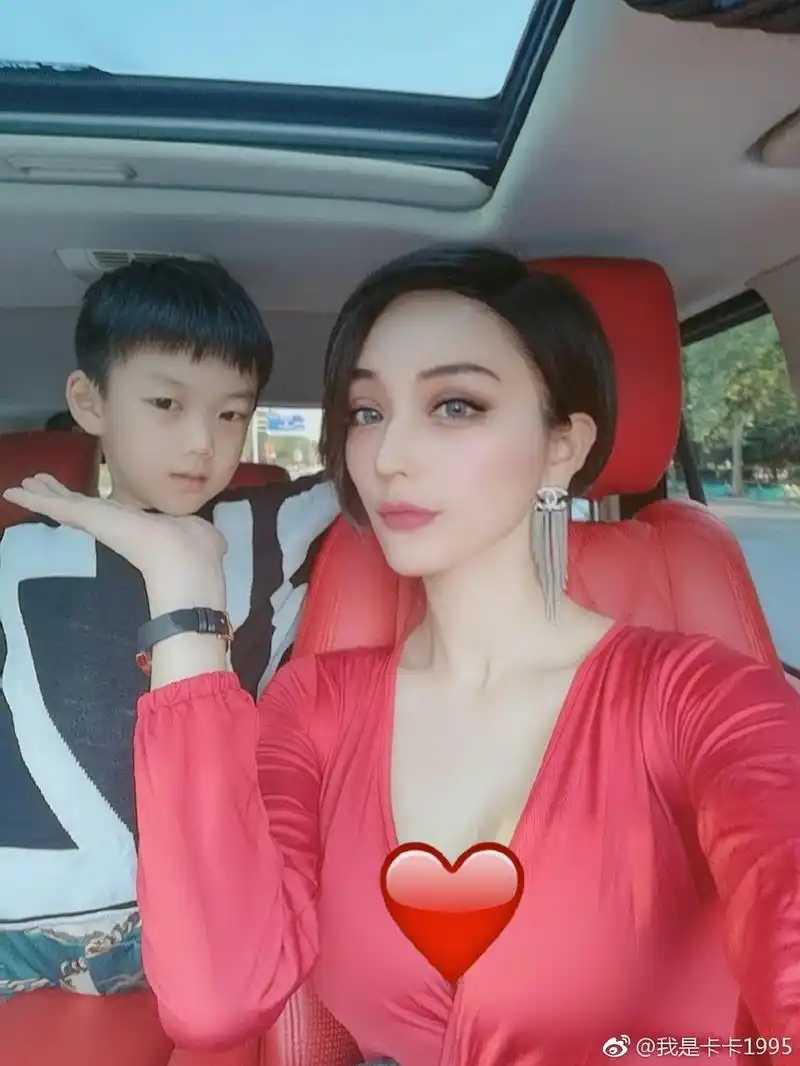 组图:网红最美孕妇95年生靠大肚写真走红 这张图却