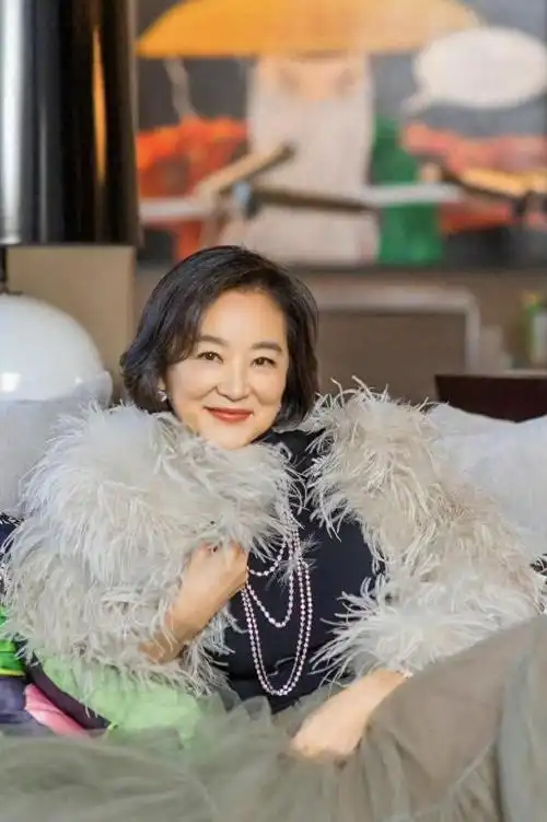 林青霞真是不老女神穿玫红色连衣裙配奢华珠宝美煞同龄人