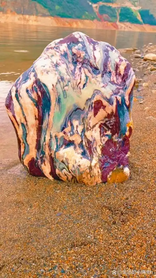 去海边玩,无意间看到好多好看的石头,看样子应该是涨水冲上来的,特别