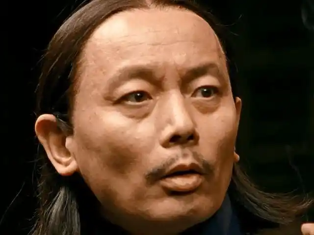 让子弹飞张麻子和黄四郎火并时汤师爷的一句话暴露了他身份