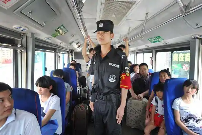 贵阳辅警在公交车上执勤合同制警察,消防员各方面的状况都令人担心