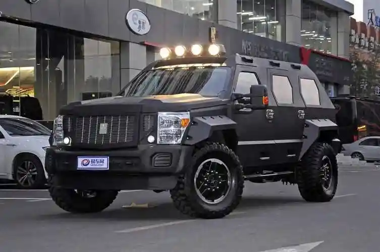 一款貌似军用装甲车的越野车,标志是一个五角星里面有一排英文字母,是