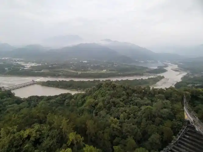 30出发高铁到都江堰打车到玉垒阁入口坐电梯上玉垒阁登顶俯瞰都江堰