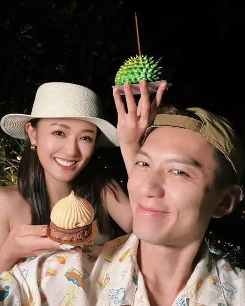 张宝儿生日与老公袁伟豪单独庆祝 夫妻俩相拥看烟花享受浪漫