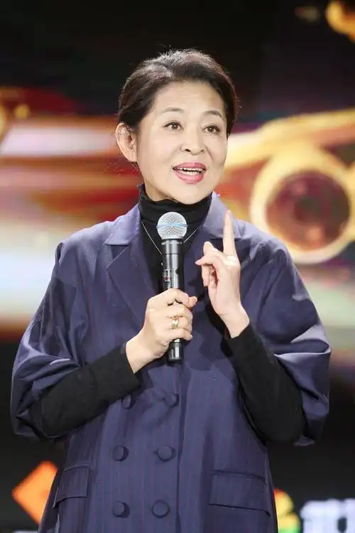 被64岁倪萍老年状态惊艳:衣装素雅,色不过三,到老也优雅