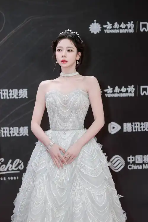 张紫宁超话9815#小泥读档中#回顾红毯冰雪泥@张紫宁zining