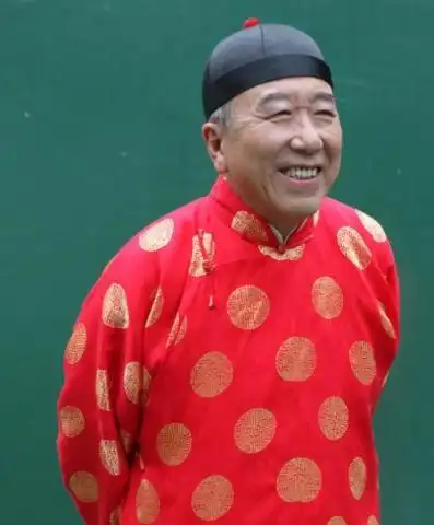 全能表演艺术家,81岁还活跃于舞台上,网友:不愧是国家一级演员