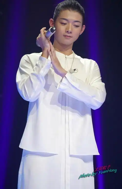 p>霍尊,1990年9月18日出生于上海,中国内地男歌手,音乐人,毕业于 a