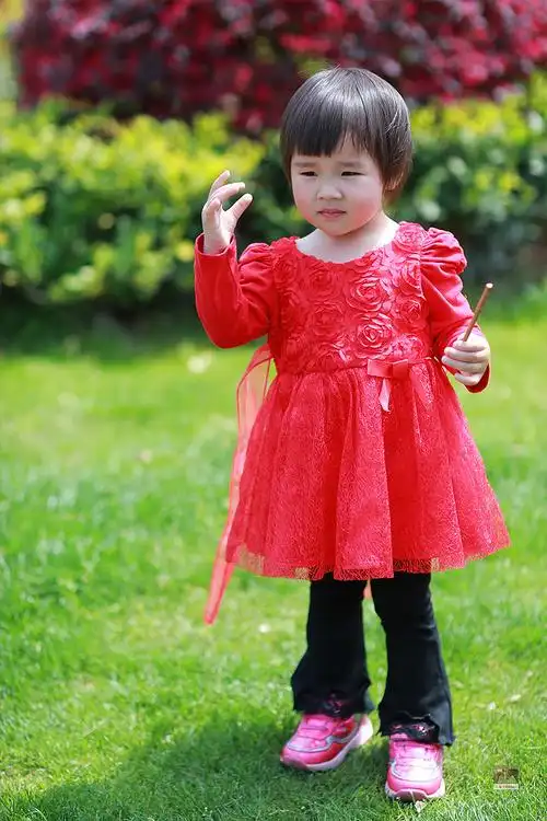 红裙小女孩