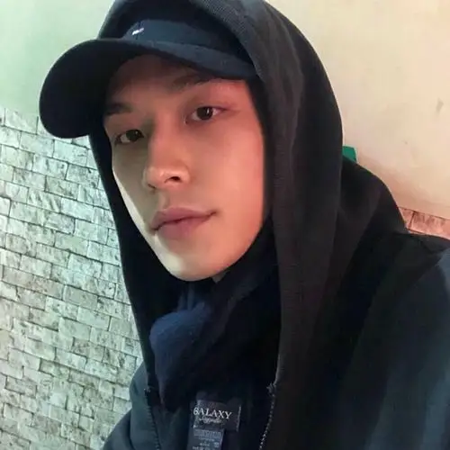 黑卫衣小哥头像