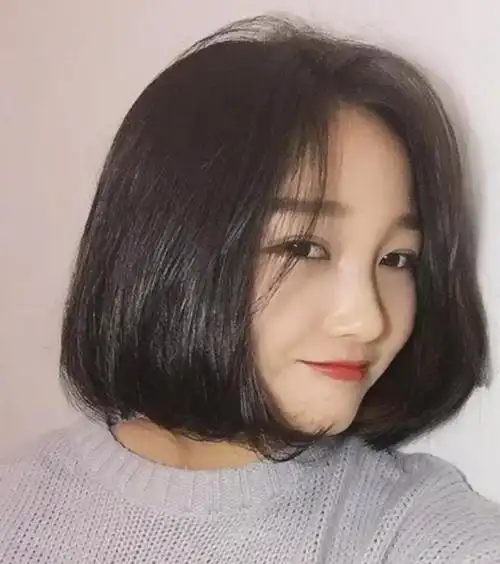 圆脸女生适合哪些发型?八字刘海,纹理烫,瘦脸的同时更有气质