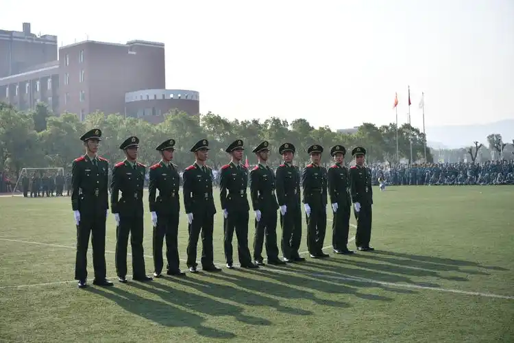 开训仪式上,校党委书记李雪南向武警宜春支队授予军训团旗.