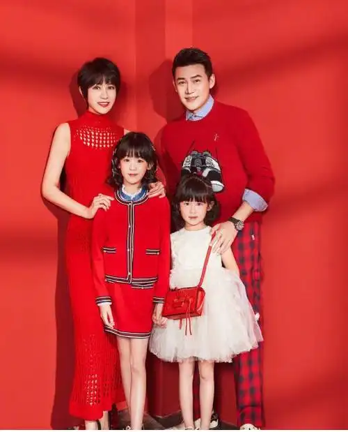 陆毅晒全家福一家四口令人羡慕但我最想看的是她
