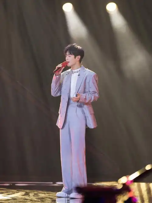 李汶翰深情演唱失落沙洲# 歌手 ·翰[音乐]主持 ·翰[话筒]还有