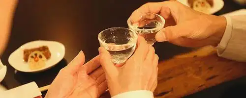 朋友聚会齐高歌白酒点燃真情意