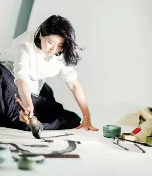 张艺谋合作美女书法家许静,一手出色江湖体屡登荧幕,水准如何?