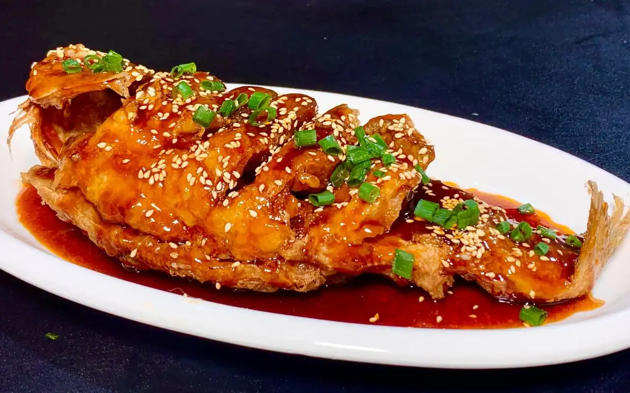 年夜饭的餐桌上肯定少不了这道糖醋鱼,外酥里嫩,酸甜可口