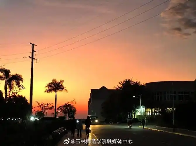 玉林师范学院超话#玉师随手拍#  "黄昏,是一首未完的诗,每一份寂静都