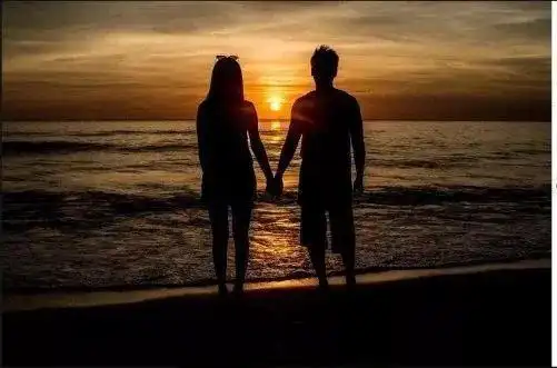 三年的男友张建声分手,见到她在社交网上上载一张两人手牵手的背影照