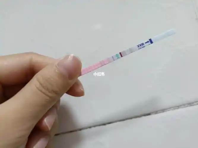 怀孕后的排卵试纸这个深的就有点黑化了