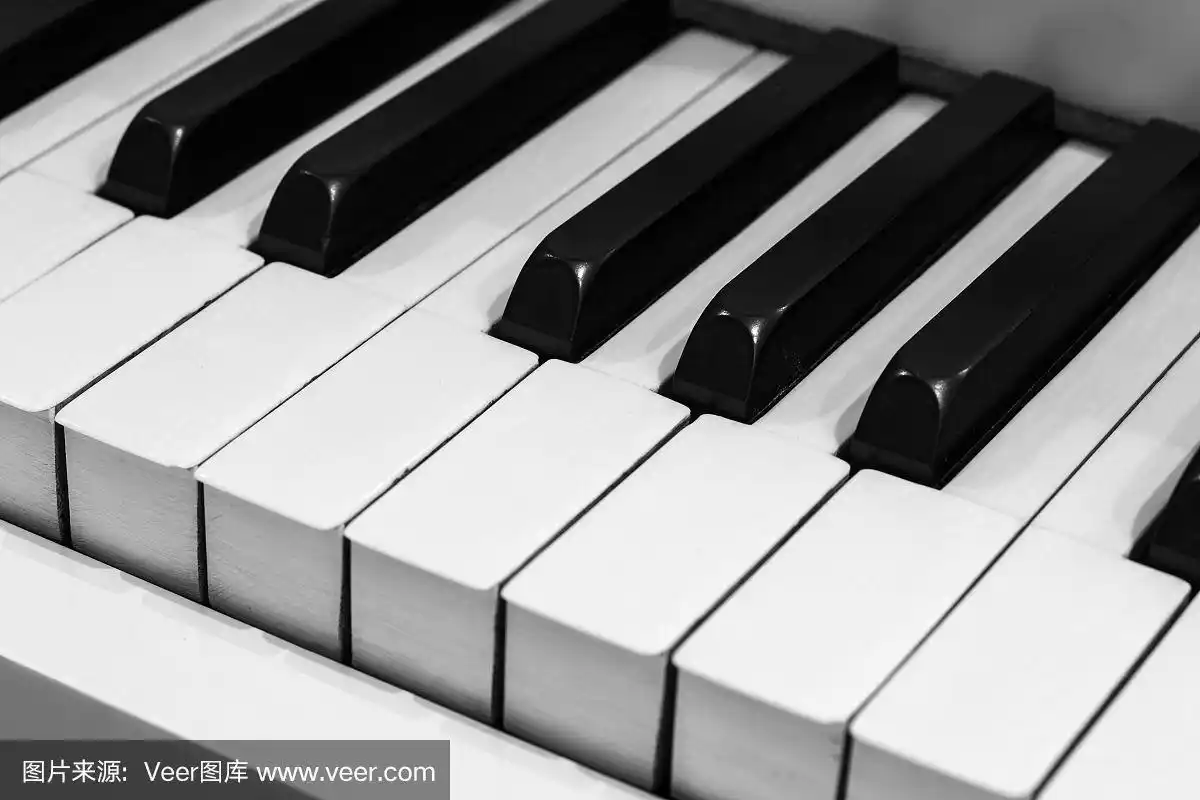 黑白两色的古典钢琴琴键