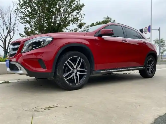 红色奔驰gla,女司机代步首选!