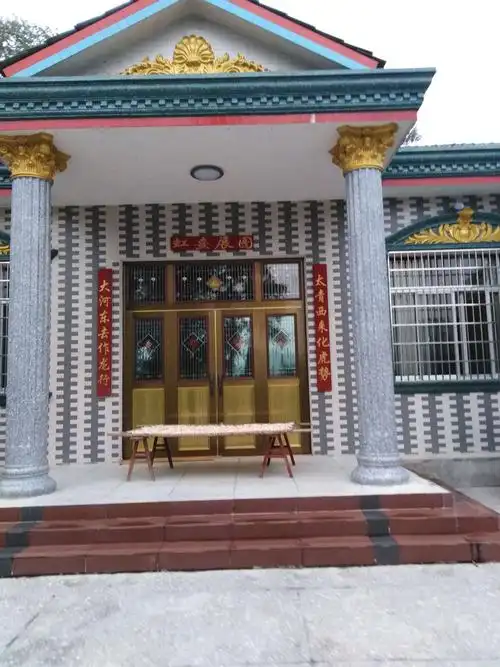 门前三步台阶代表三才者一一天地人,也代表三光者一一日月星.