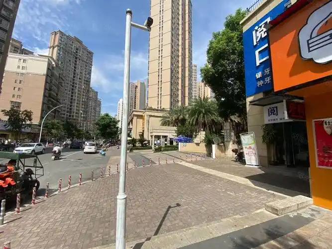 【13图】房东急售,鹏欣水游城临街旺铺,小区大门口旁边,收租稳定,赣州