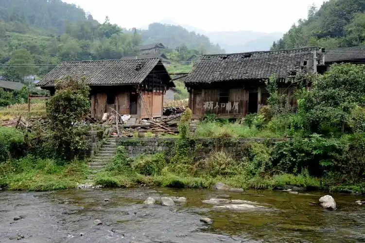 走进四斗坪乡黄家河村土家吊脚楼古村落,体验古朴的乡村生活.