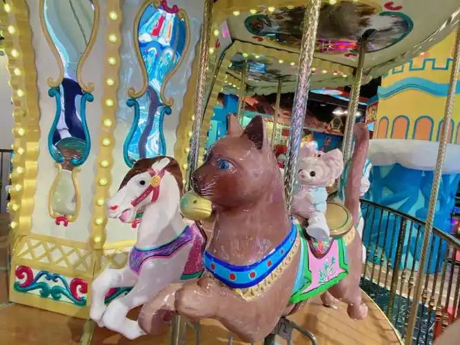 遇到坐旋转木马的玲娜贝儿