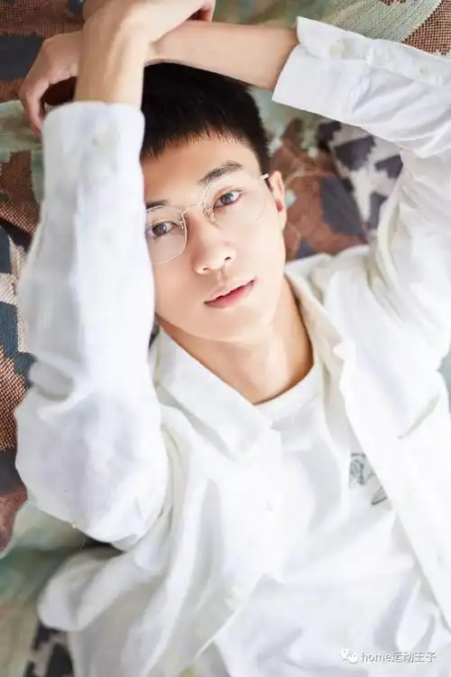 五官清秀帅气斯文,妥妥小帅哥,独特优雅男人范