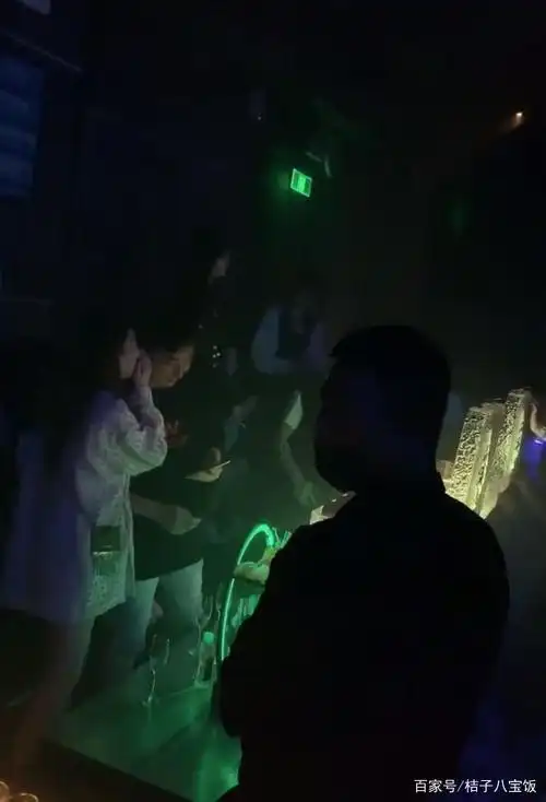 王思聪酒吧嗨玩 叫8位妹子轮流陪伴 贴耳和坐姿最豪放美女热聊