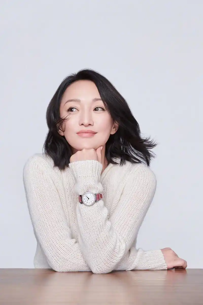 周迅晒游客照穿着青春靓丽,背彩色"小书包"似女高中生