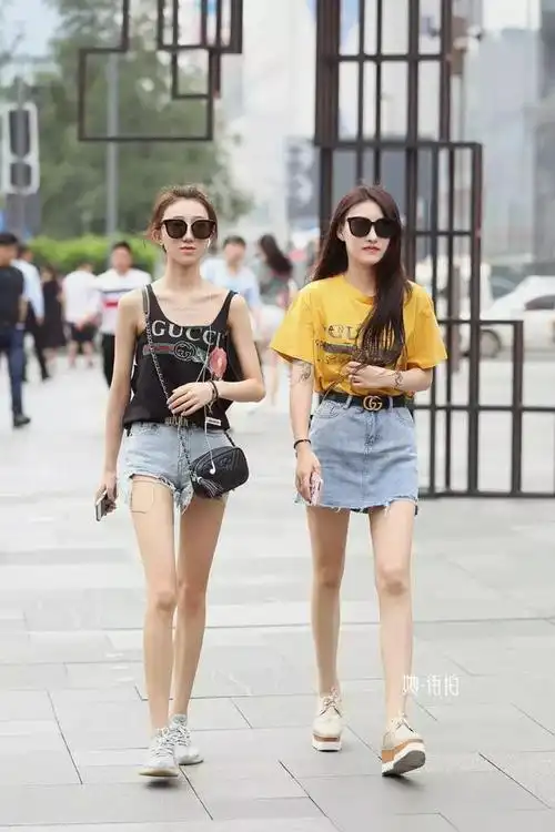 背心配短裤,美女夏天都这么穿!