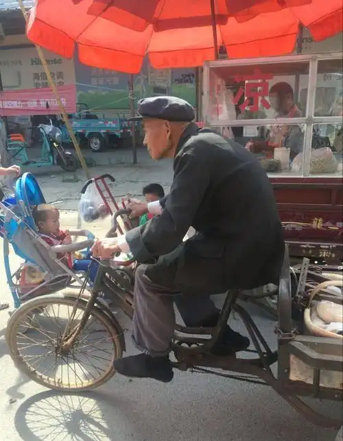 80岁驼背老人赶农村大集给家里老伴儿买吃的, 却只问不买