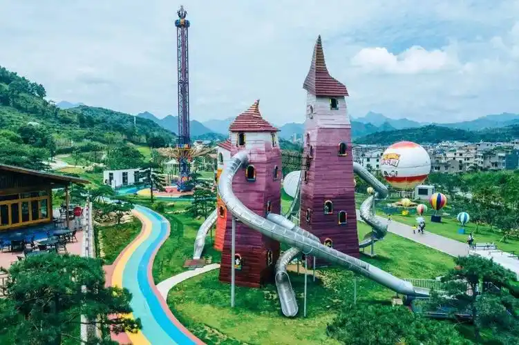 这是一个滑滑梯乐园,诸多滑道让人眼花缭乱,叹为观止.